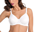 Donna con reggiseno bianco semplice senza imbottitura su sfondo bianco, primo piano
